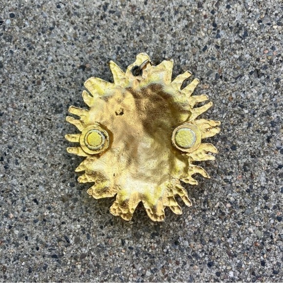 Heavy Gold Tone Vintage Tarnished Medallion - Picture 4 of 4